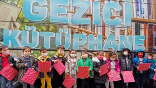 Gezici Kütüphane Miniklerle Buluştu