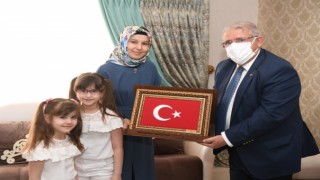 Başkan Mahçiçek, Anneler Günü’nde Onları Yine Yalnız Bırakmadı