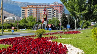 Kahramanmaraş Büyükşehir Belediyesinden Kavşaklarda Çiçeklendirme Çalışmaları