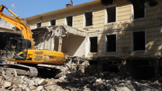 Kahramanmaraş'ın Şehir Meydanlarında Yıkımlar Başladı