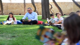 Başkan Güngör Miniklerle Kitap Okudu