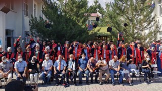 İstiklal Üniversitesi Emyo'da Mezuniyet Heyecanı