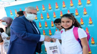 Onikişubat Belediyesi’nden Öğrencilere Hediye Kuran-ı Kerim