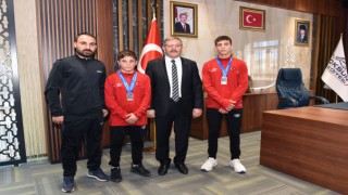 Başkan Aydın Şampiyonları Altınla Ödüllendirdi