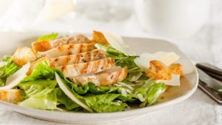 Tavuklu Sezar Salata Hazırlanışı