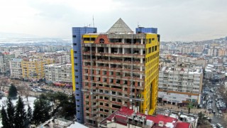 Dünyanın en saçma binası lakaplı Sarı Binada Yıkım Çalışmaları Sürüyor