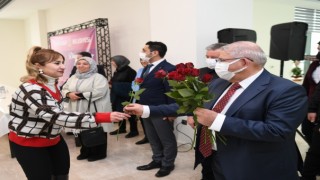Başkan Mahçiçek geleneği bozmadı, kadın personelleriyle buluştu