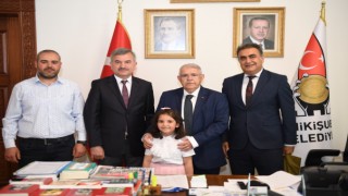 Başkan Mahçiçek koltuğunu minik Elif’e devretti