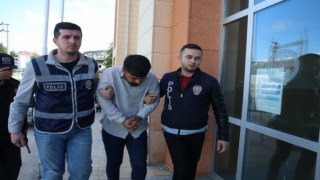 Bir kişinin ölü bulunmasıyla ilgili yakalanan 2 zanlı adliyede