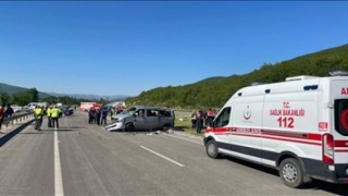 Minibüs ile otomobilin çarpışması sonucu 2 kişi öldü, 12 kişi yaralandı