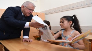 Başkan Mahçiçek, minik öğrencilerin karne heyecanına ortak oldu