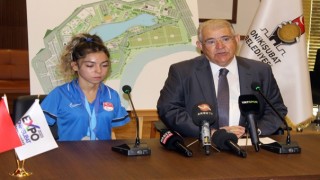 Başkan Mahçicek Paralimik Milli Yüzücü Sevilay Öztürk’le Bir Araya Geldi