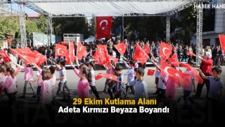 29 Ekim Kutlama Alanı Adeta Kırmızı Beyaza Boyandı