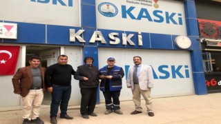 Büyükşehir Personeli Yerde Bulduğu Para Dolu Cüzdanı Sahibine Ulaştırdı