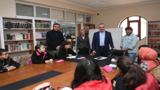 Güngör, Kütüphanede Gençlerle Bir Araya Geldi