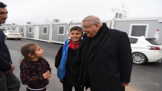 Başkan Mahçiçek, konteyner kentte incelemelerde bulundu, vatandaşları ziyaret etti