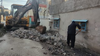DULKADİROĞLU’NDA SOKAK ARALARINDA HAFRİYAT KALDIRMA ÇALIŞMALARI DEVAM EDİYOR