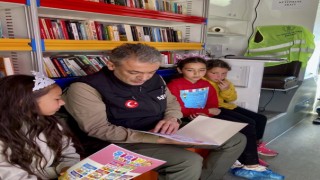 Türkoğlu Koordinatör Valisi Tuncay Akkoyun Gezici Kütüphaneyi Ziyaret Etti.