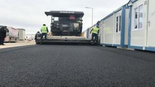 Büyükşehir Elbistan Geçici Barınma Merkezini Asfaltlıyor