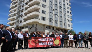 Ebrar Sitesi Enkazına karanfil bırakıp yetkililere seslendiler!