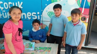 Büyükşehir’in Gezici Kütüphanesi Miniklerin Yüzlerini Güldürüyor