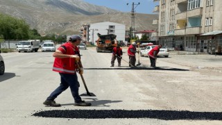 Elbistan’da hasar gören yollar onarılıyor