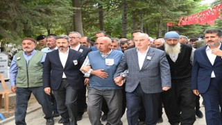 Maraş şehidine ağlıyor