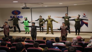 DEPREMDEN ETKİLENEN ÇOCUKLARA TİYATRO ETKİNLİĞİ DÜZENLENDİ