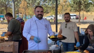 Hacı Mehmet Şan Depremzedelere Hamburger ikramında bulundu