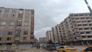 Kahramanmaraş'ta Ağır Hasarlı Binaların Yıkım Gecikmesi Tepki Çekiyor!