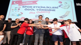Başkan Umut Yılmaz, Başarılı Öğrencilere Madalya ve Ödüllerini Takdim Etti