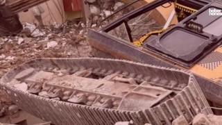 Kahramanmaraş’ta Ağır Hasarlı Bina Yıkımında İş Makinesi Devrildi: 1 Yaralı!