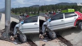 Kahramanmaraş'ta Kontrolden Çıkan Otomobil Bariyerlere Çarptı, Araç Hurdaya Çıktı!