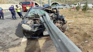 Kahramanmaraş'ta Otomobil Bariyerlere Çarptı, Sürücü ve 3 Yolcu Yaralandı