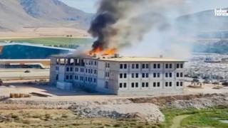 Elbistan’da Emniyet Binası İnşaatında Yangın: Çatı Katında Çıkan Alevler Kontrol Altına Alındı