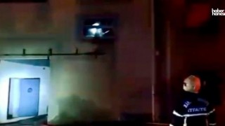 Kahramanmaraş'ta Yangın Paniği: Ağır Hasarlı Binanın Çatısında Alevler Yükseldi