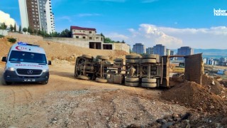 Kahramanmaraş'ta Hafriyat Kamyonu Devrildi: İtfaiye Ekipleri Sürücüyü Kurtardı
