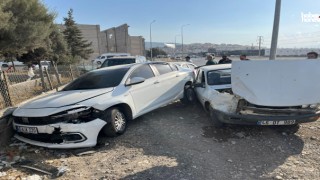 Kahramanmaraş'ta Trafik Kazası: İki Otomobil Çarpıştı, 2 Kişi Hafif Yaralandı