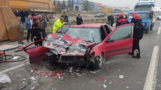 Kahramanmaraş'ta Otomobilin Tıra Çarpması Sonucu 2 Kişi Ağır Yaralandı!