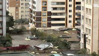 Kahramanmaraş'ta Şiddetli Rüzgar Çatıyı Uçurdu, 3 Araç Zarar Gördü!