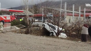 Kahramanmaraş'ta Yoldan Çıkan Otomobil Ağaca Çarptı: Sürücü Sıkıştığı Yerden Çıkarıldı!