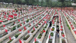 Kahramanmaraş’ta Deprem Şehitlerinin Mezarları Başında Hüzünlü Bayram
