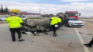 Kahramanmaraş’ın Afşin İlçesinde Trafik Kazası: Araç Ters Döndü, 2 Yaralı