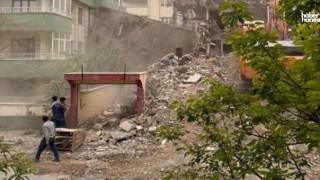 Kahramanmaraş'ta Hasarlı Bina, Sağlam Binanın Üzerine Devrildi!