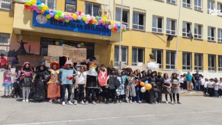 Gaziantep’te Öğrencilerden Geri Dönüşüme Dikkat Çeken Moda Gösterisi