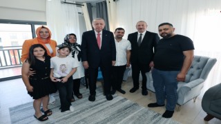 Erdoğan ve Aliyev, Kahramanmaraş’ta Yeni Evine Kavuşan Aileyi Ziyaret Etti