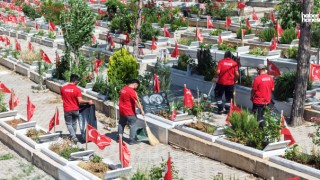 Kahramanmaraş’ta Mezarlıklarda Bayram Temizliği Başladı