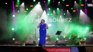 Cemile Sönmez, Ağustos Fuarı’nda Müzik Ziyafeti Sundu
