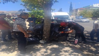Kahramanmaraş’ta Otomobil Kaldırıma Çıktı, Ağaca Çarptı: Sürücü Yaralı