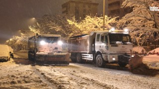 Kahramanmaraş Büyükşehir’den Gece Boyunca Kar Mesaisi